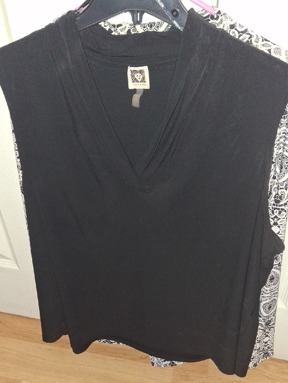 Anne Klein Black V-Neck Sleeveless Tank